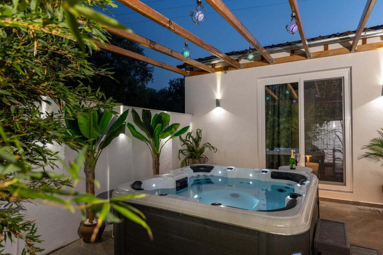 Jacuzzi Deluxe Villa Skala Sotiros Exteriör bild